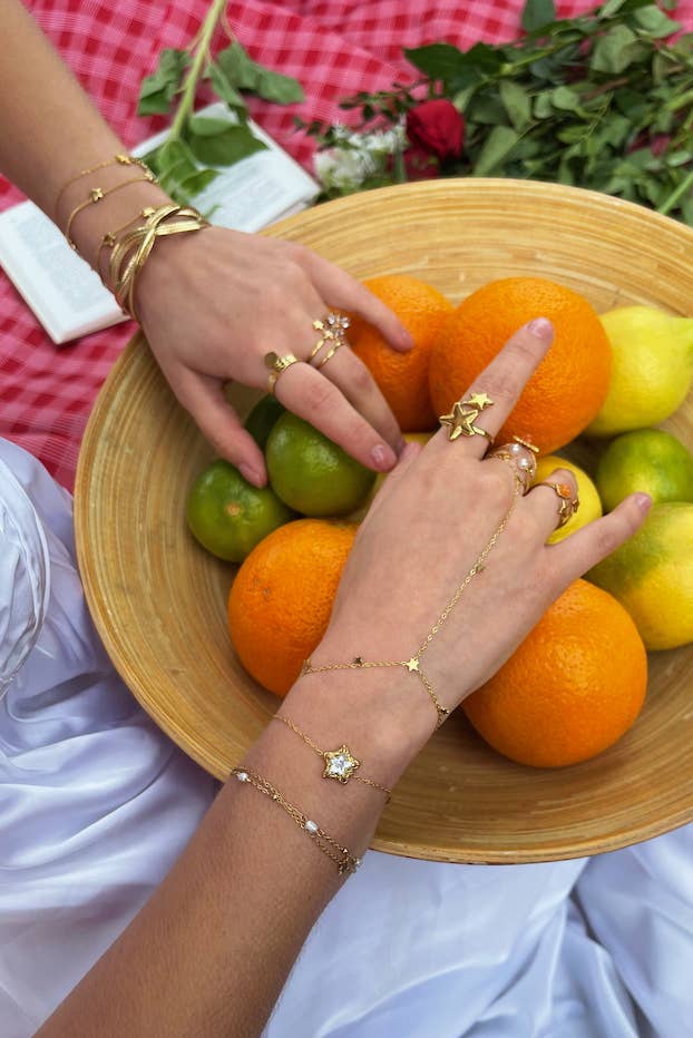 Aurora armband guld på handled – delikat design rostfritt stål | Nordè Design