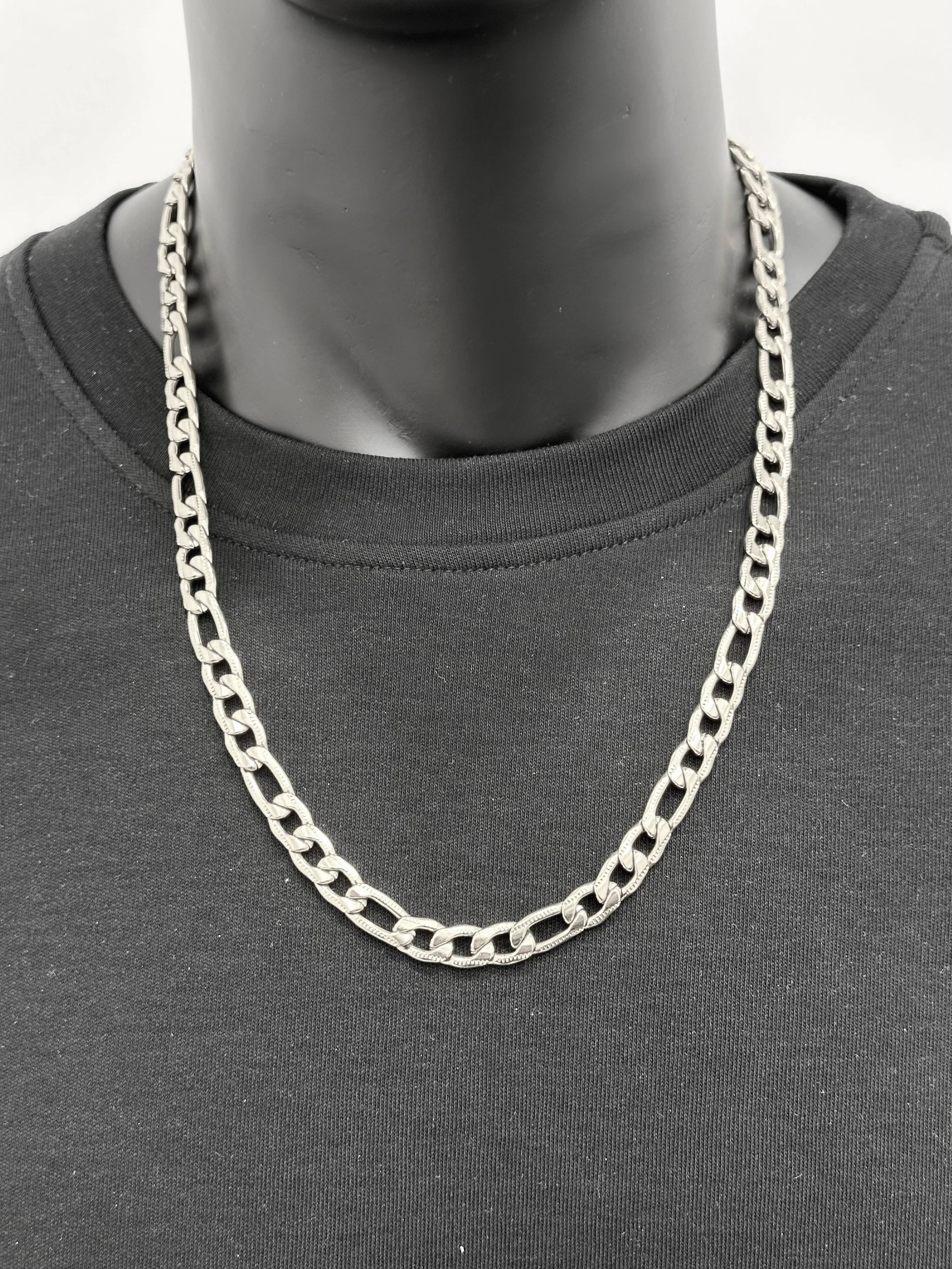 Länk Halsband i silver – Figaro-kedja i rostfritt stål på mörk bakgrund
