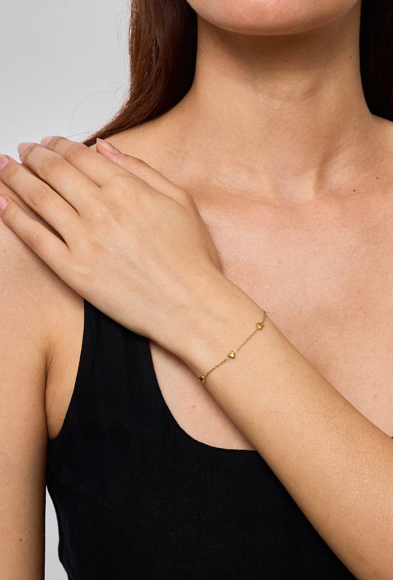 Freja Armband Guld – hjärtarmband i rostfritt stål på handled, dam