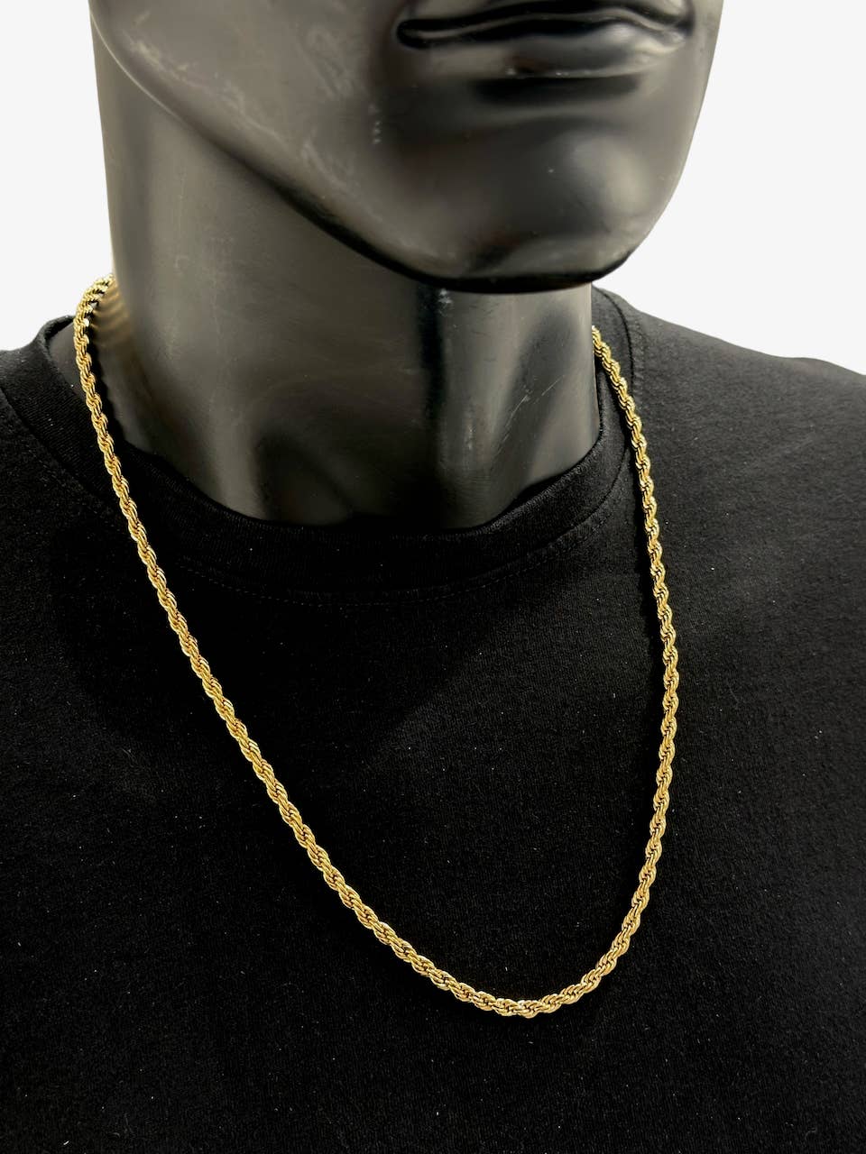 Flätat halsband guld på hals – zinklegering med guldplätering nickelfri | Nordè Design