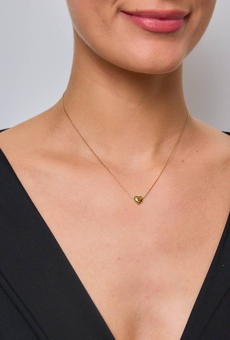Hjärtsten halsband guld på hals – delikat hjärtsten berlock rostfritt stål | Nordè Design