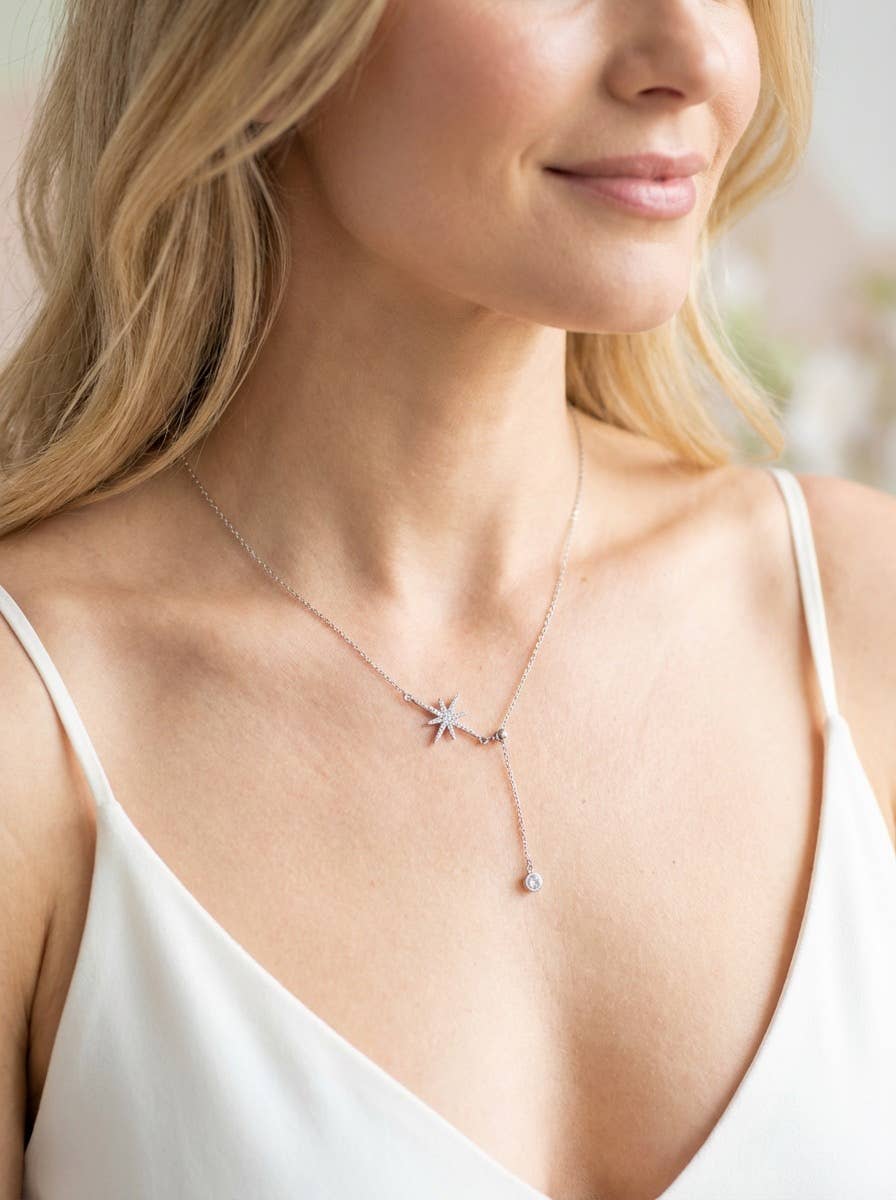 Nordstjärnan halsband guld på hals – stjärnberlock rostfritt stål nickelfri | Nordè Design