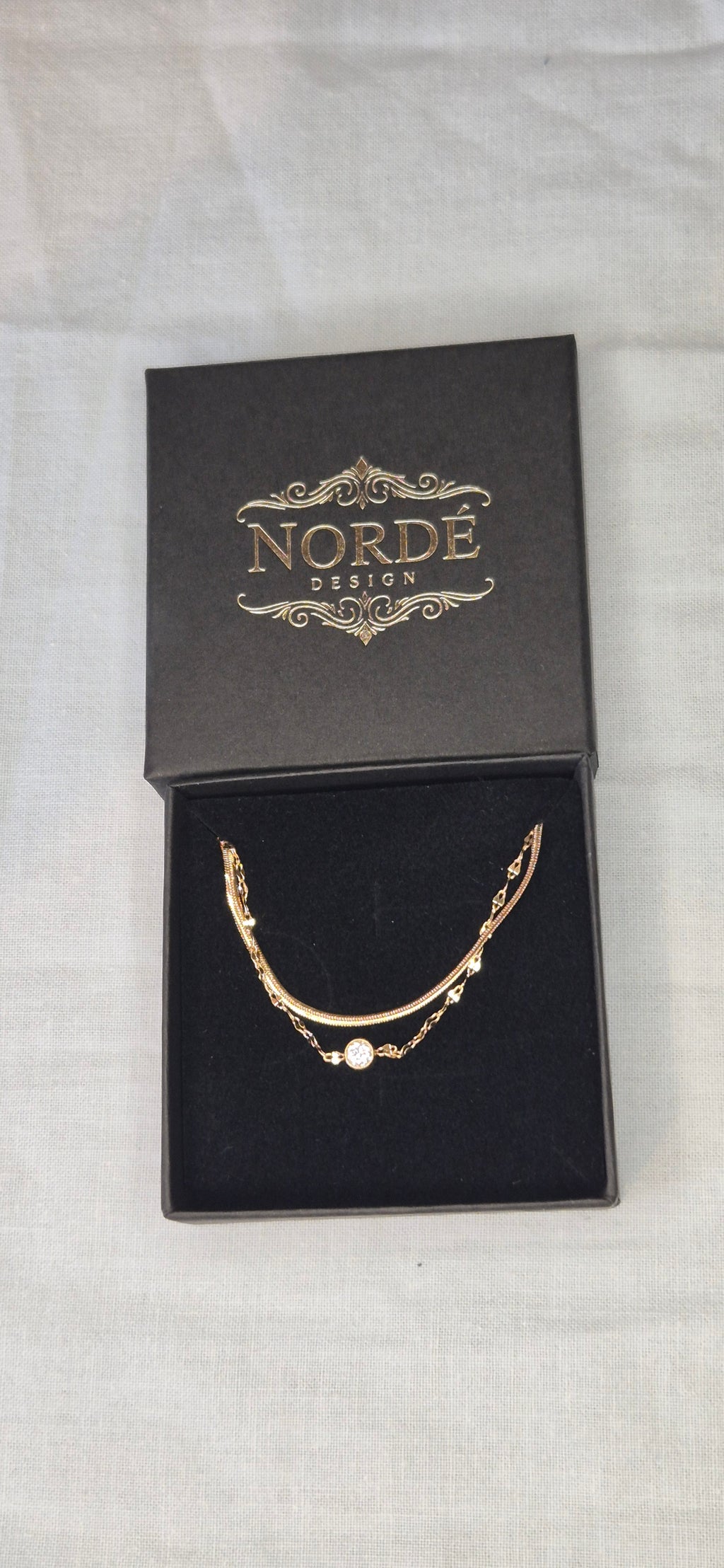 Dubbelt armband guld i förpackning – smyckesask Nordè Design