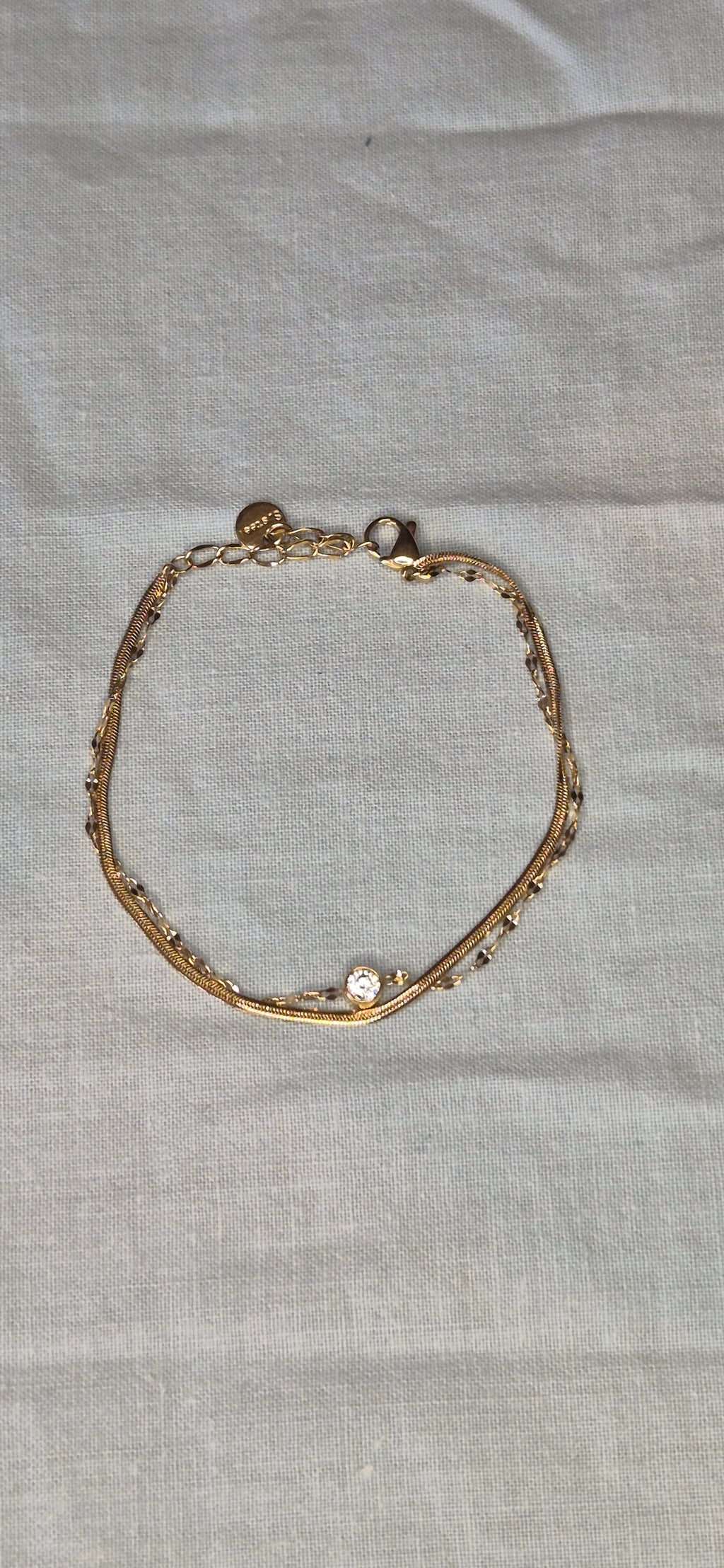 Närbild dubbelt armband guld – flat bar och kristallkedja rostfritt stål | Nordè Design