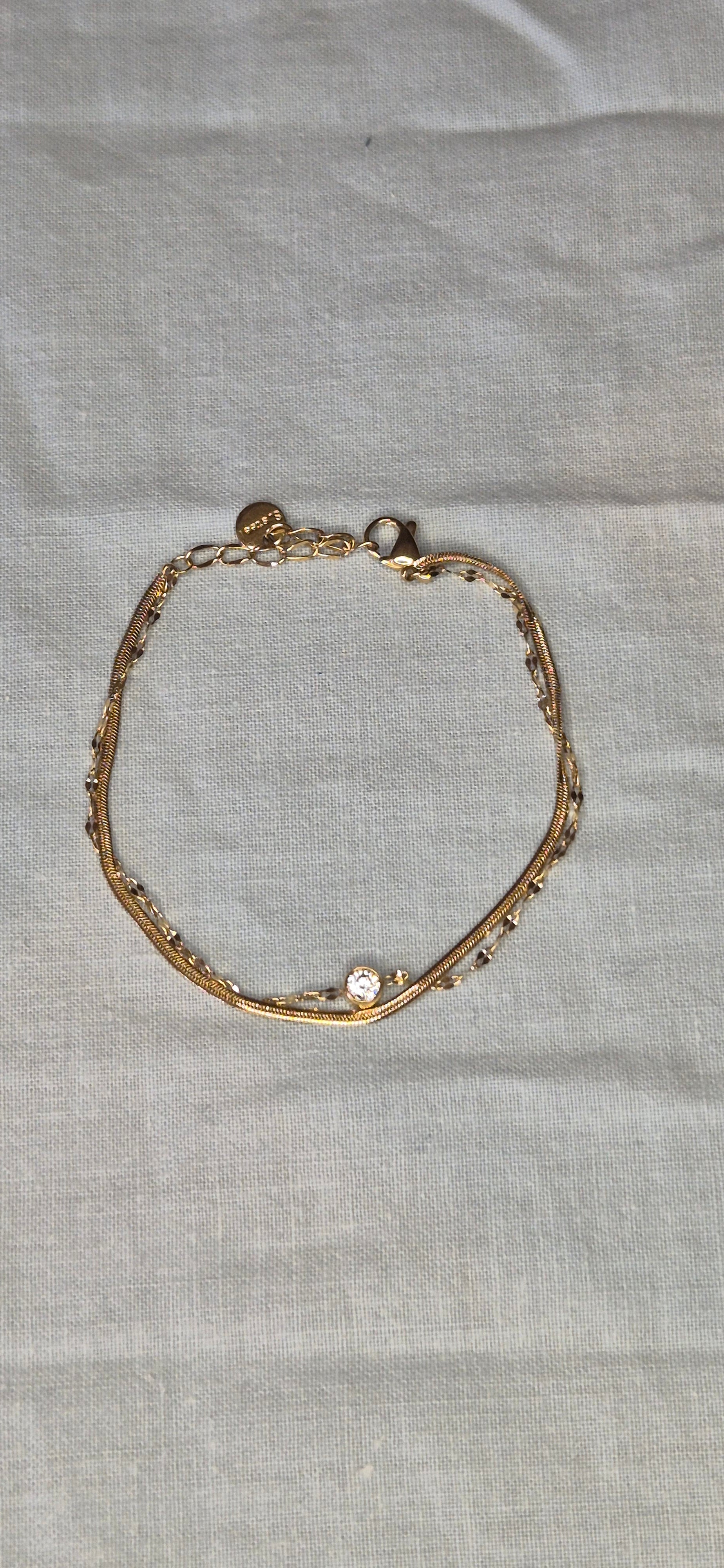 Närbild dubbelt armband guld – flat bar och kristallkedja rostfritt stål | Nordè Design
