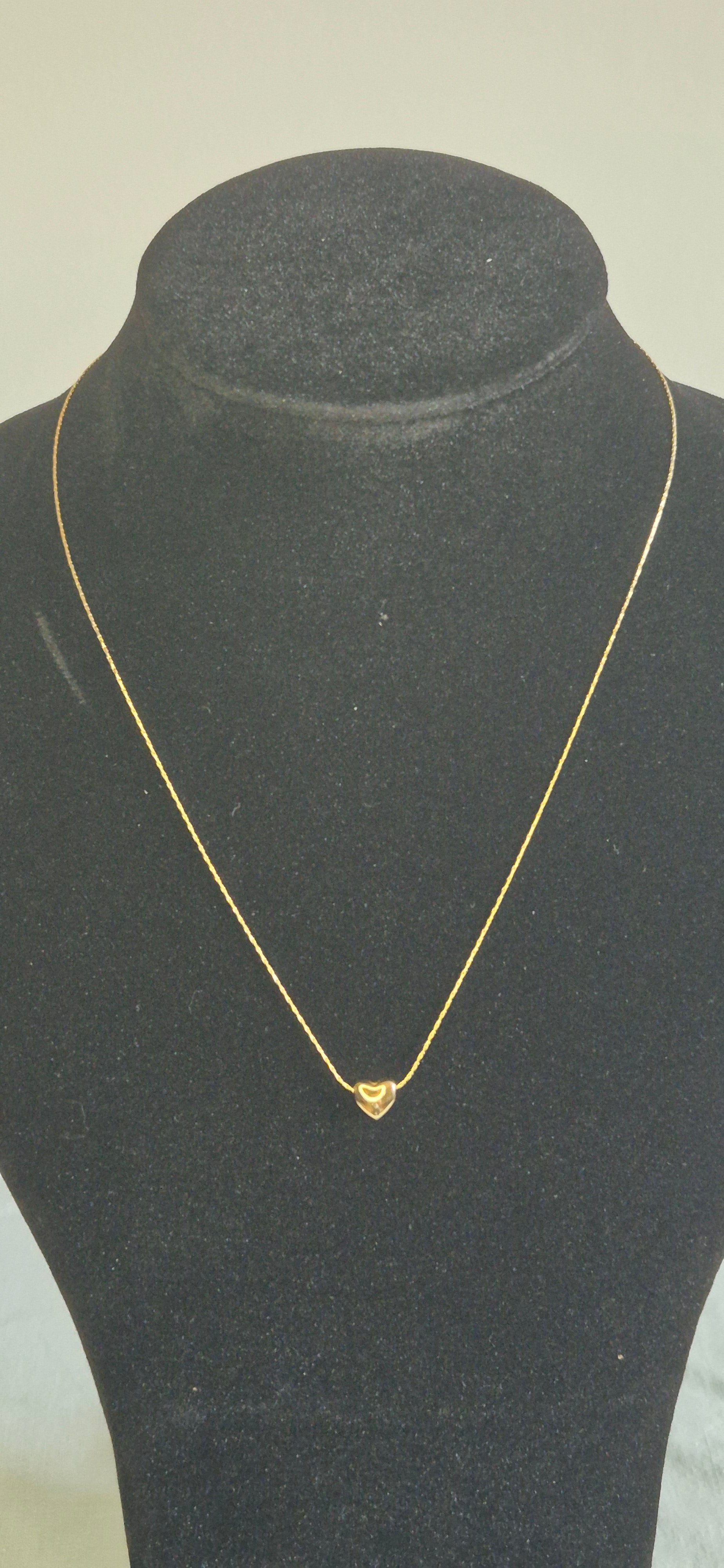 Hjärtsten halsband guld på smyckesdisplay – rostfritt stål 316L nickelfritt och vattentåligt | Nordè Design