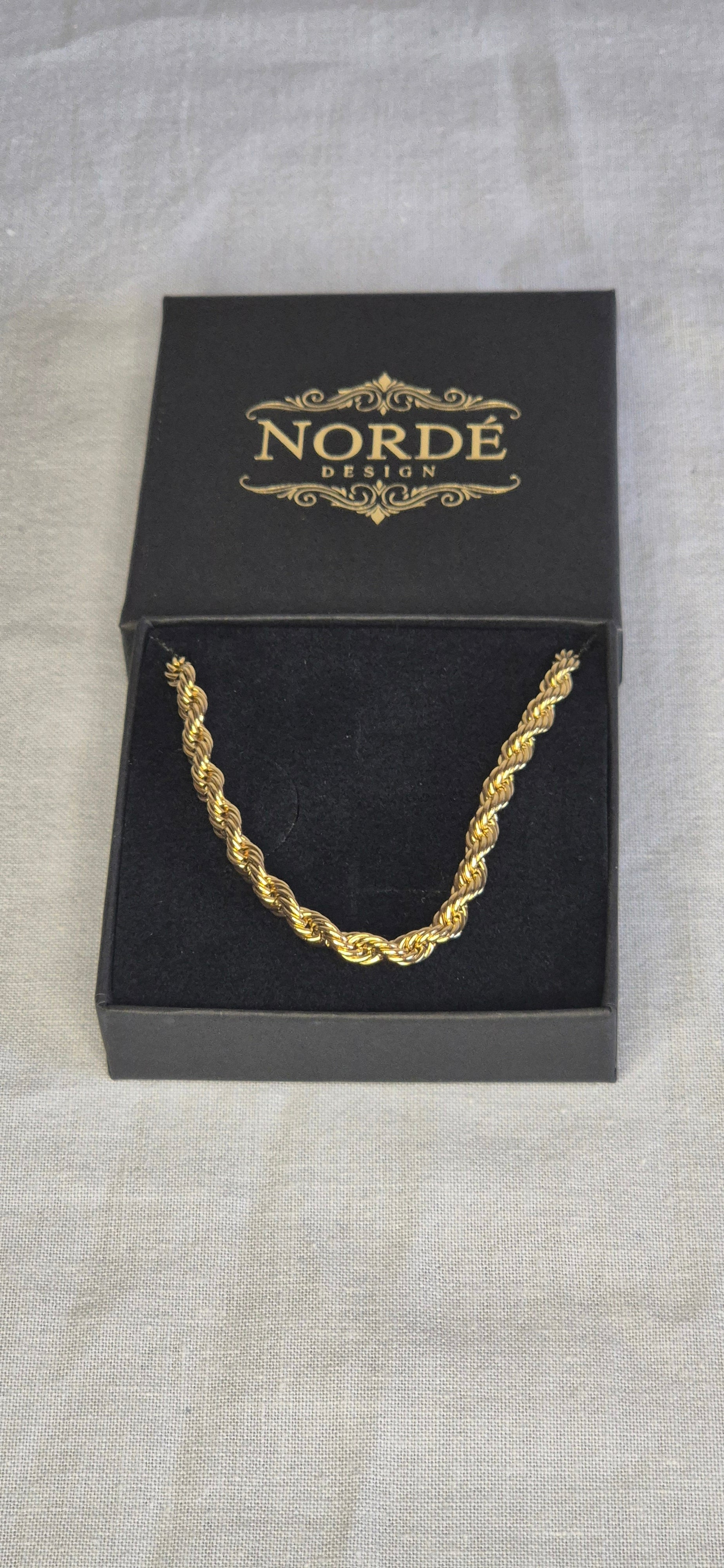 Borealis Chain halsband guld i förpackning – smyckesask Nordè Design