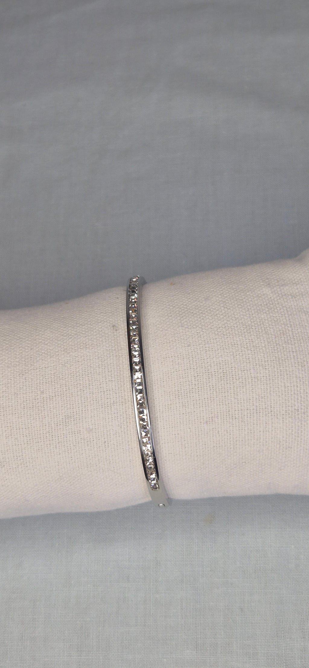 Glaciär armband silver på smyckeskudde – rostfritt stål 316L nickelfritt och vattentåligt | Nordè Design