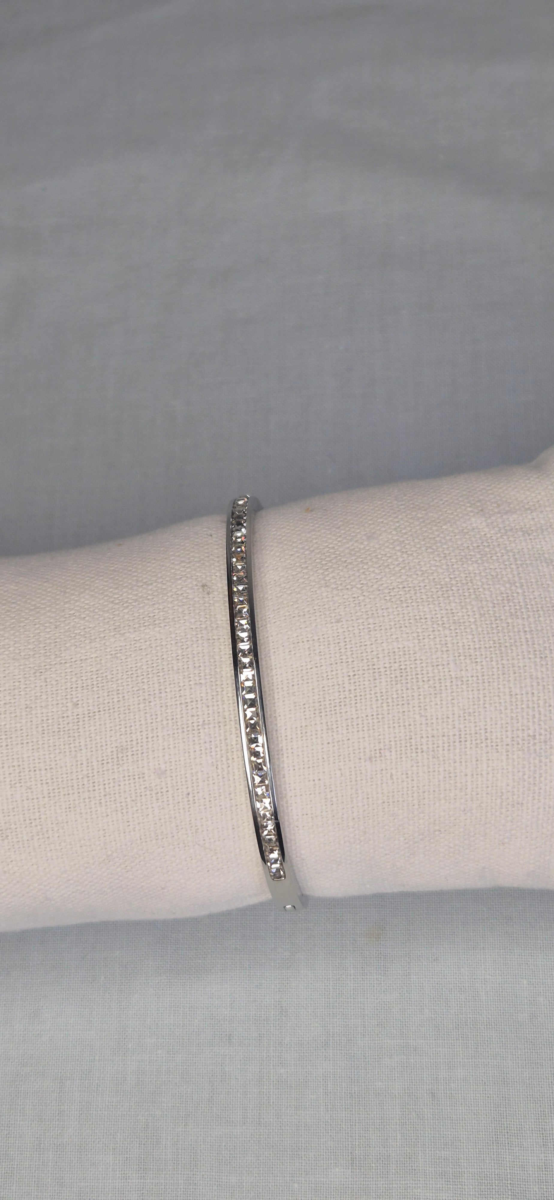 Glaciär armband silver på smyckeskudde – rostfritt stål 316L nickelfritt och vattentåligt | Nordè Design