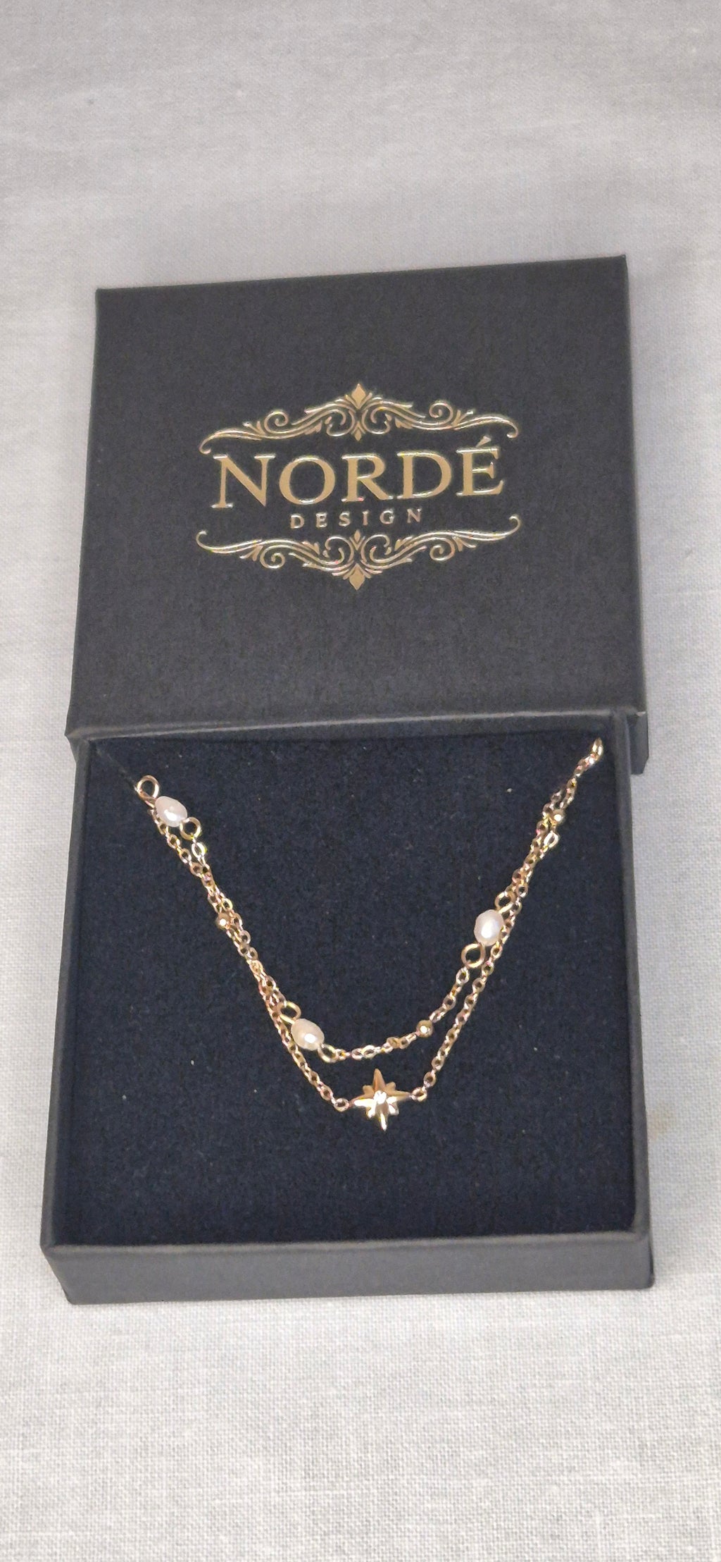 Aurora armband i förpackning – smyckesask Nordè Design
