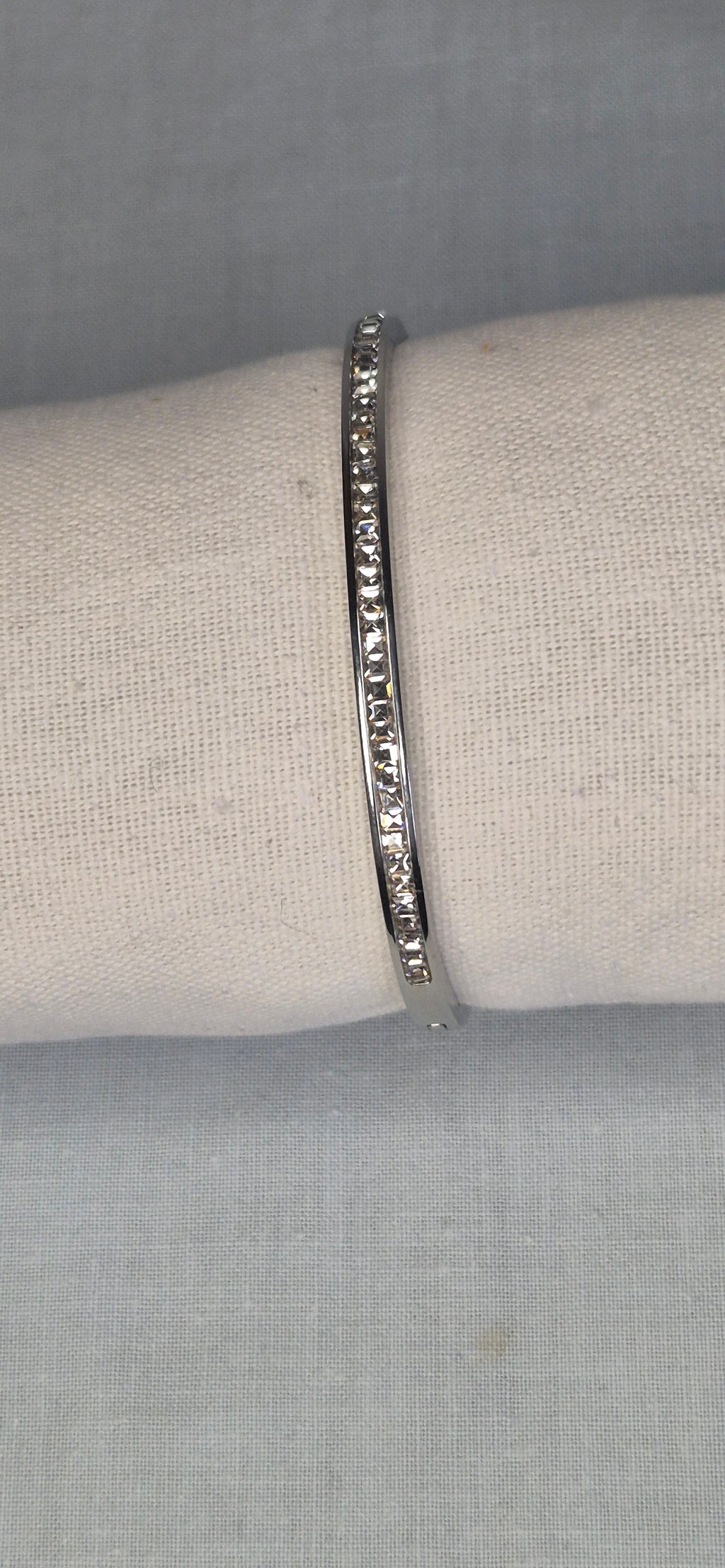 Glaciär armband silver på smyckeskudde – närbild rostfritt stål nickelfritt | Nordè Design