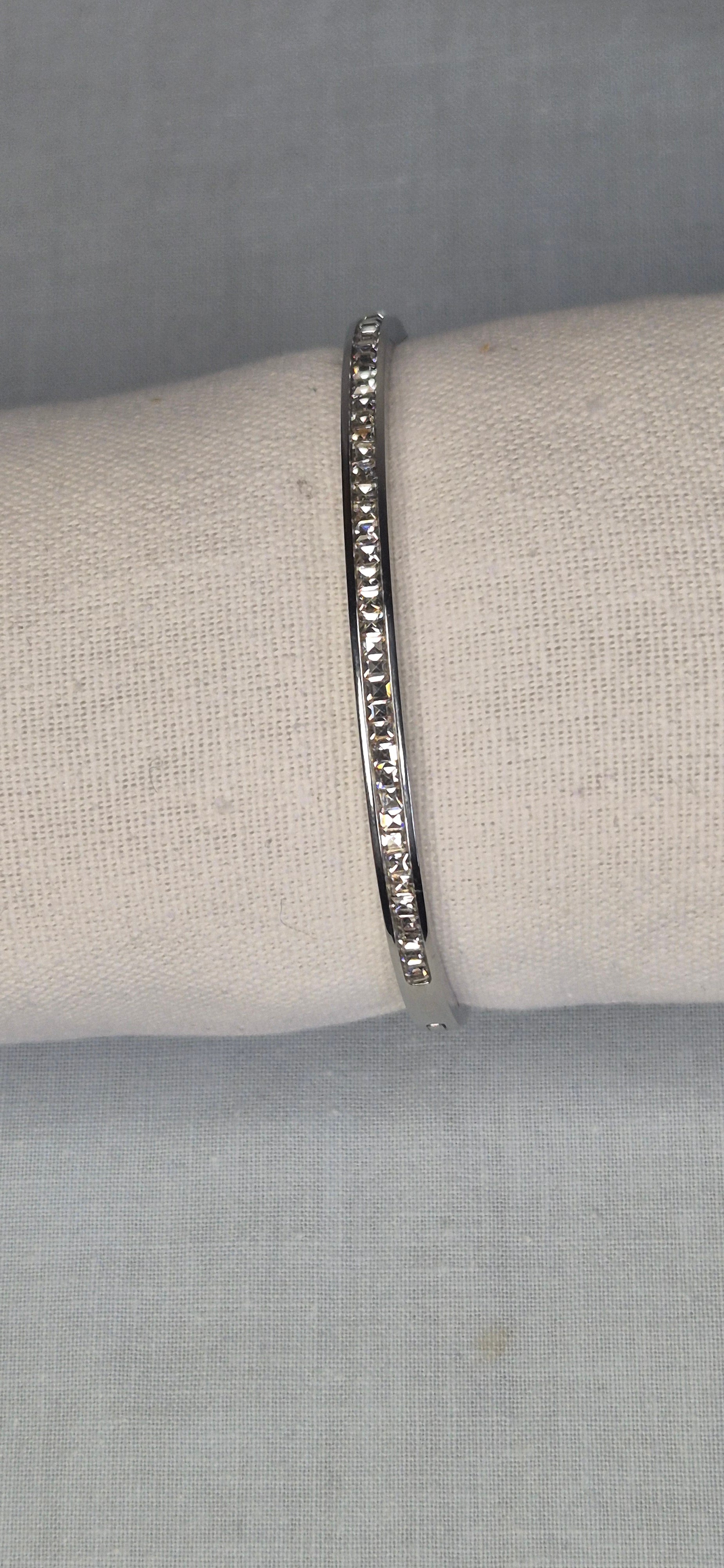 Glaciär armband silver på smyckeskudde – närbild rostfritt stål nickelfritt | Nordè Design