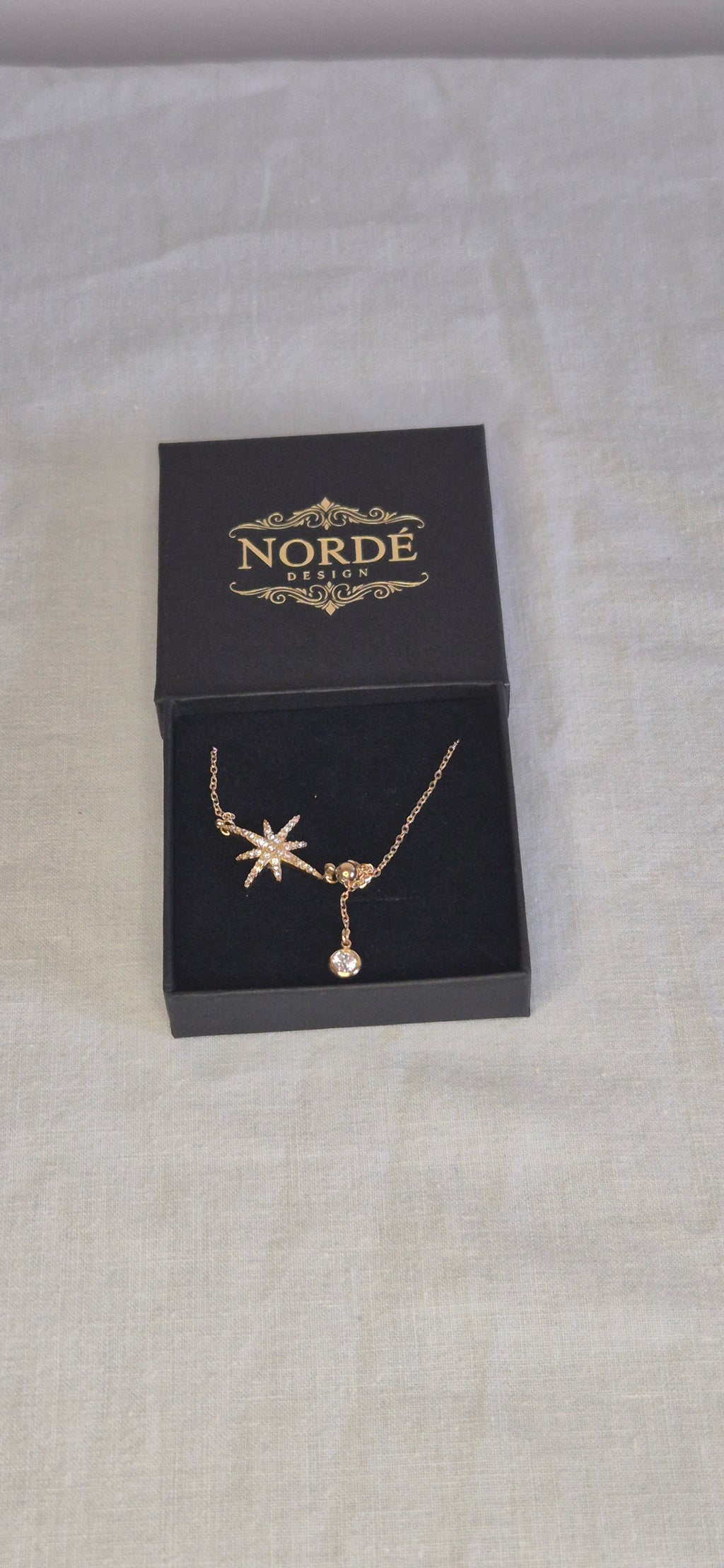 Nordstjärnan halsband guld i förpackning – smyckesask Nordè Design