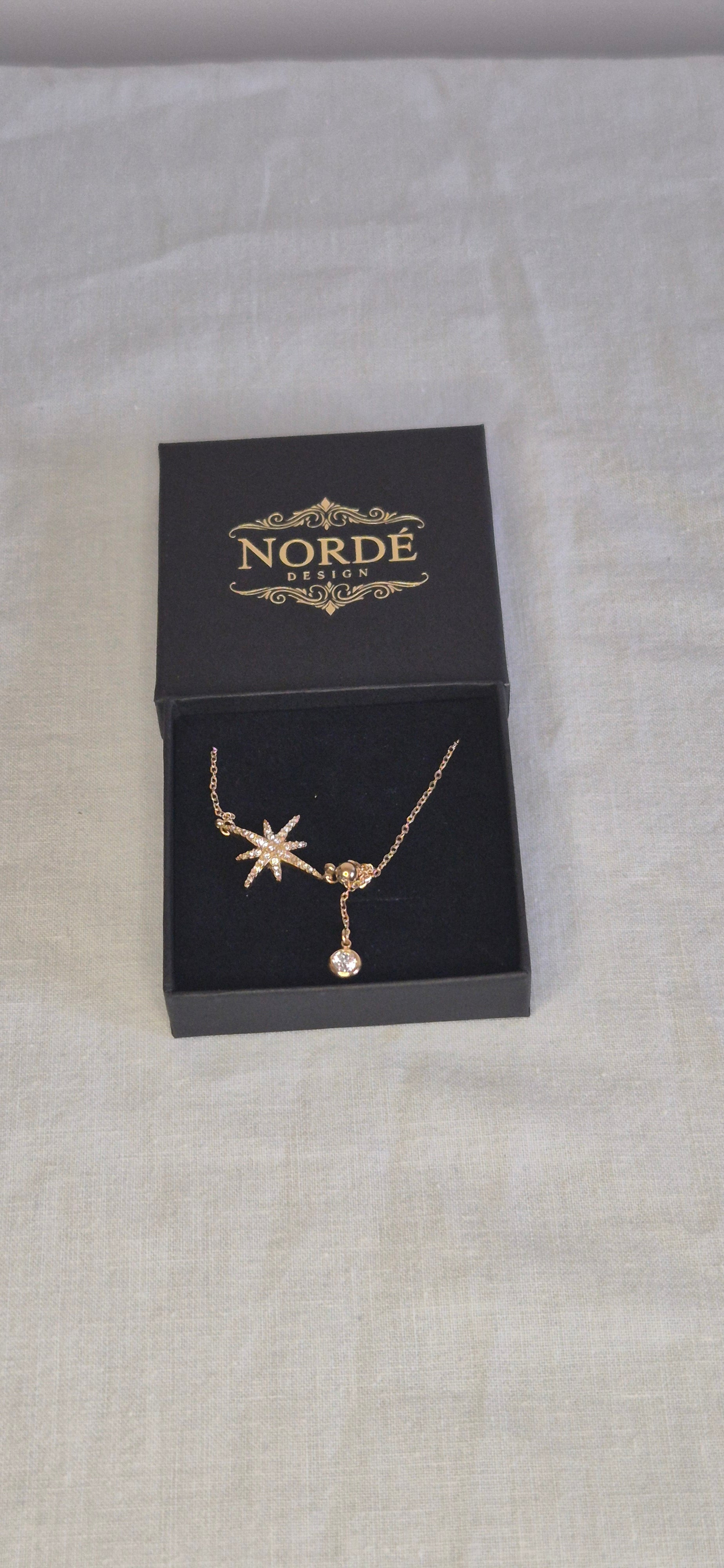 Nordstjärnan halsband guld i förpackning – smyckesask Nordè Design