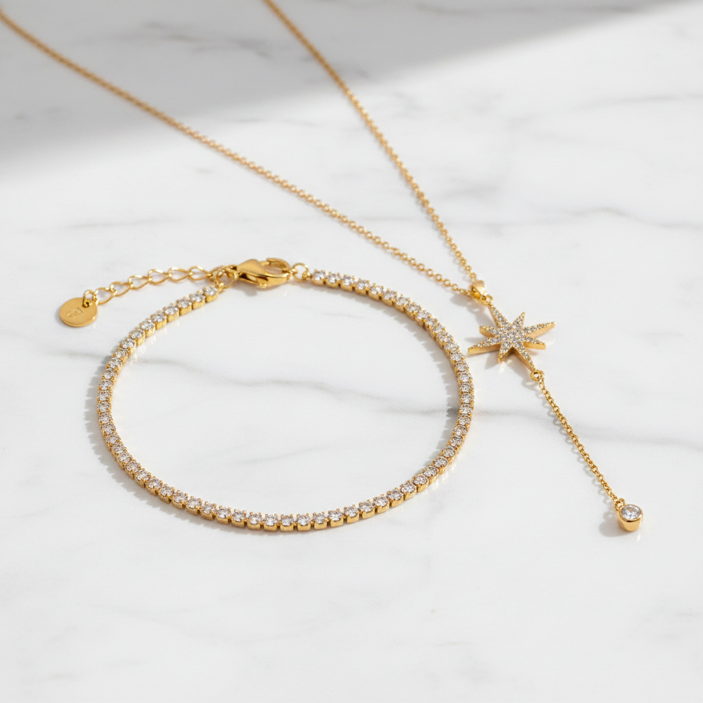 Nordic Glow Set Guld – Isälv Tennisarmband och Nordstjärnan Halsband på marmor