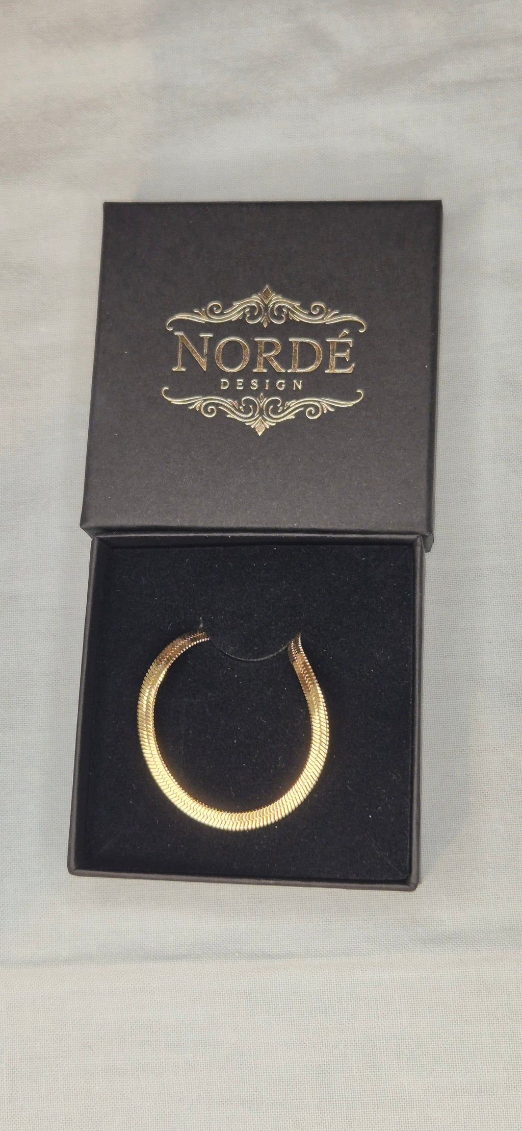 Herringbone halsband i förpackning – smyckesask Nordè Design