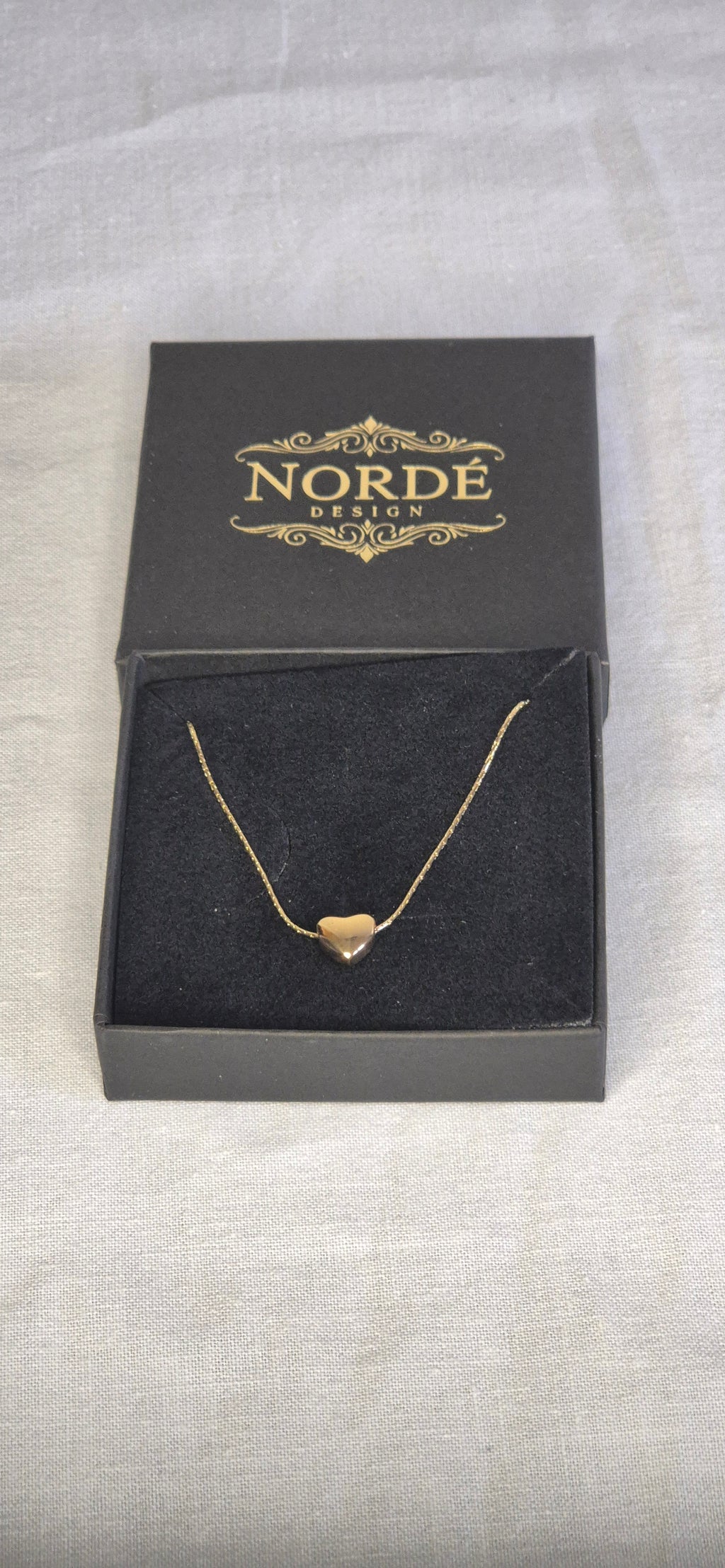 Hjärtsten halsband i förpackning – smyckesask Nordè Design