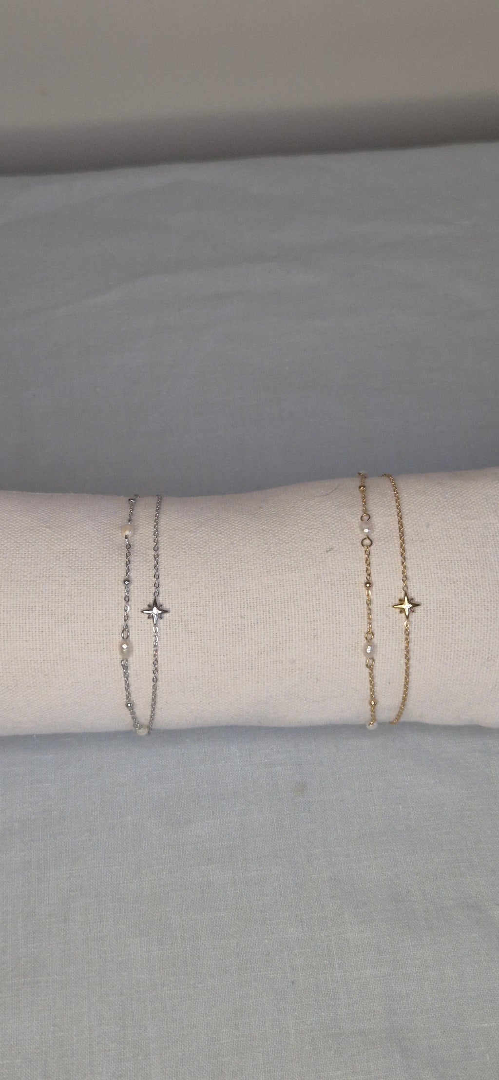 Aurora armband guld och silver på smyckeskudde – rostfritt stål 316L nickelfritt och vattentåligt | Nordè Design