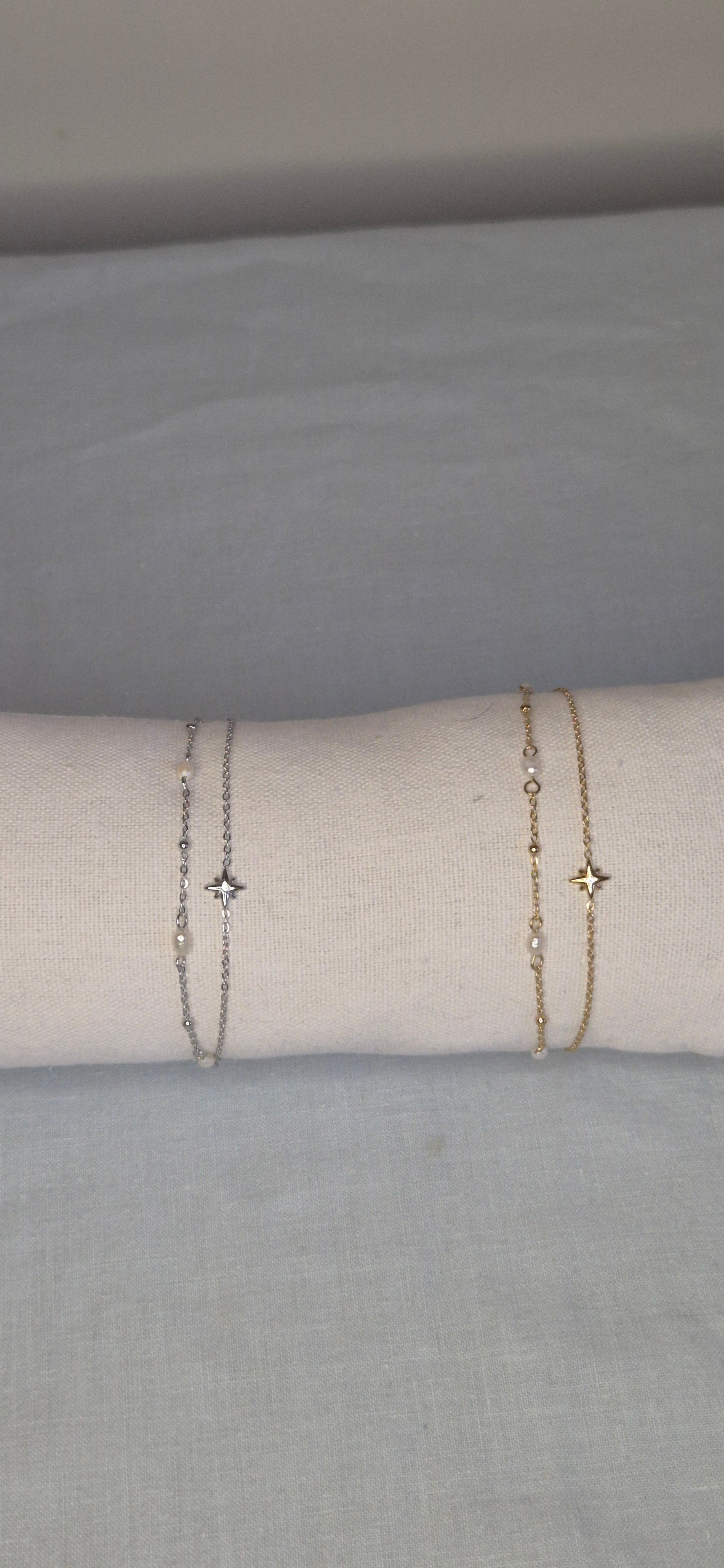Aurora armband guld och silver på smyckeskudde – rostfritt stål 316L nickelfritt och vattentåligt | Nordè Design